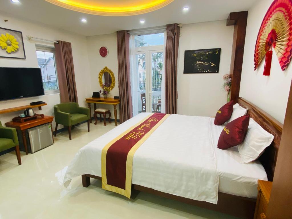 TV a/nebo společenská místnost v ubytování The Arch Villa Hội An