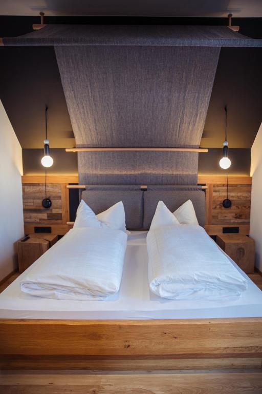 Postel nebo postele na pokoji v ubytování Gmundnerberghaus - ROOMS