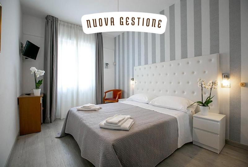 Postel nebo postele na pokoji v ubytování Hotel La Perla Rimini