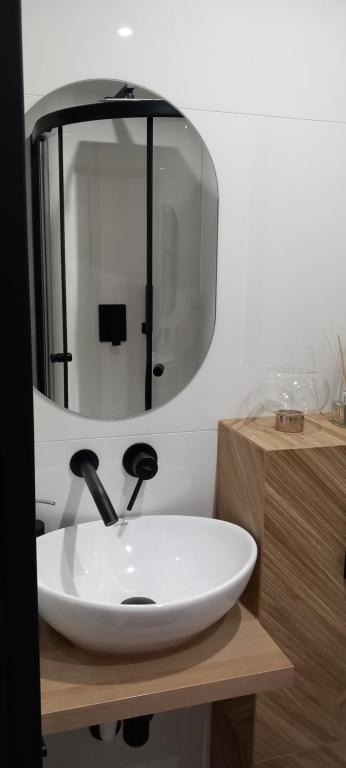 - umywalkę w łazience z dużym lustrem w obiekcie AnJa Apartment w mieście Sandomierz