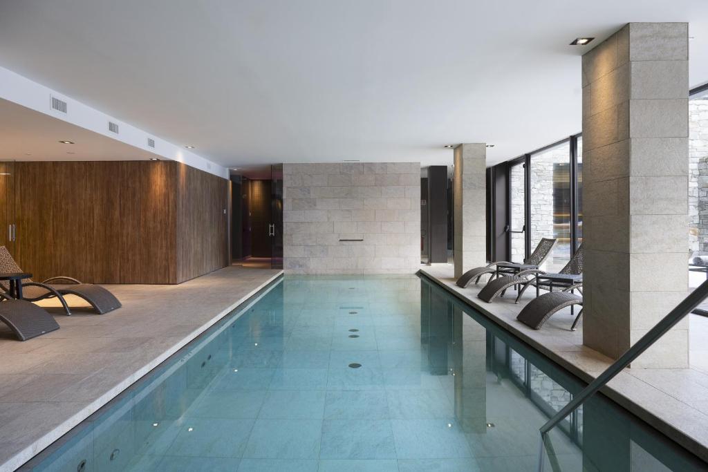 Basen w obiekcie Grand Hotel Courmayeur Mont Blanc, by R Collection Hotels lub w pobliżu