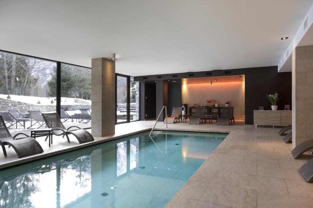 Basen w obiekcie Grand Hotel Courmayeur Mont Blanc, by R Collection Hotels lub w pobliżu