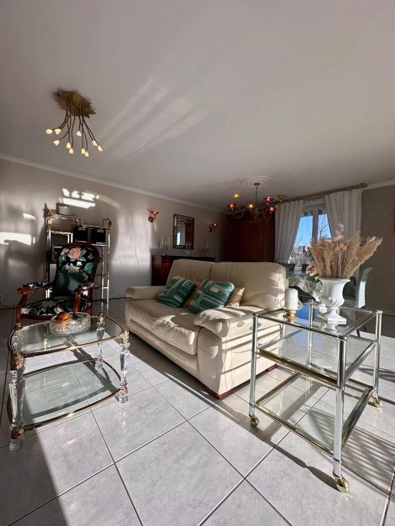 - un salon avec un canapé et deux tables en verre dans l'établissement Casa Cardinal-Grand T3 secteur HôpitalCentreVille, à Brive-la-Gaillarde