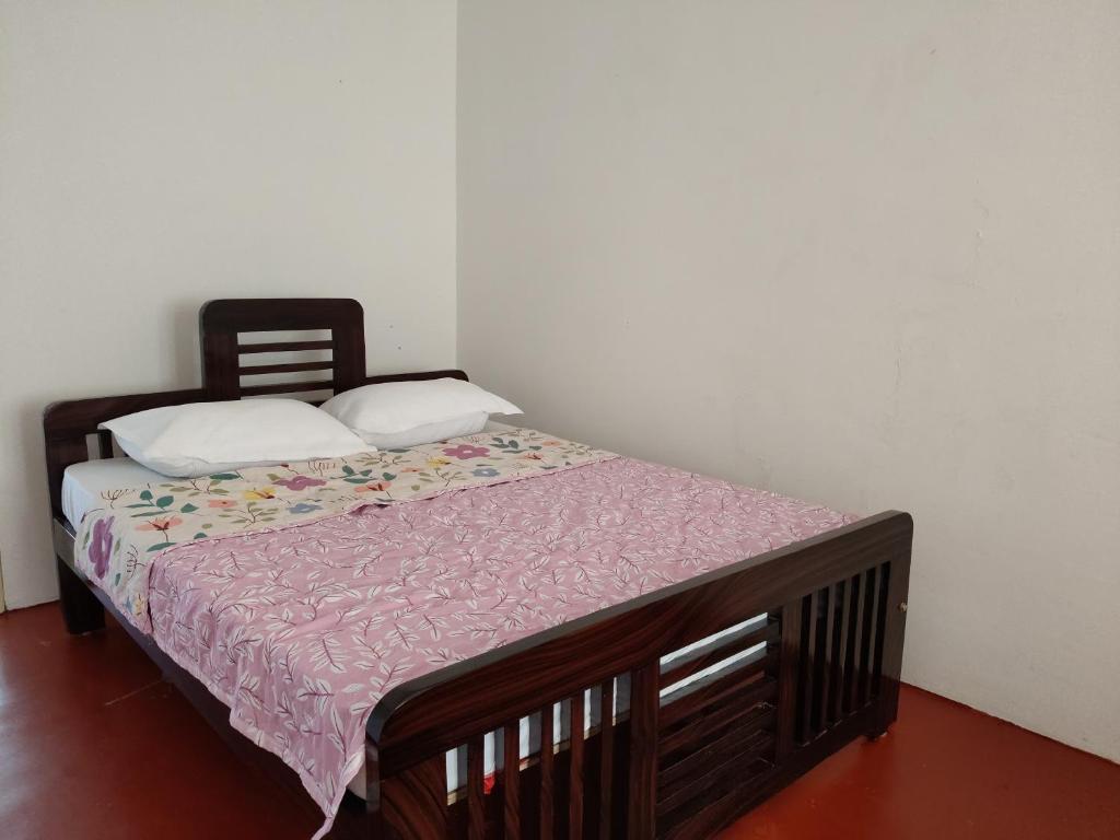 Postel nebo postele na pokoji v ubytování Flintstone Home