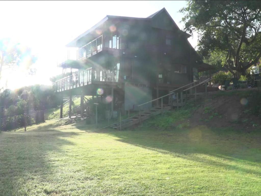 een groot huis bovenop een heuvel bij Horseshoe Valley in Wilderness