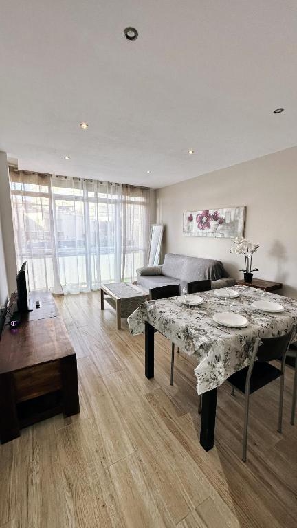 Televízia a/alebo spoločenská miestnosť v ubytovaní Apartsalou Tati