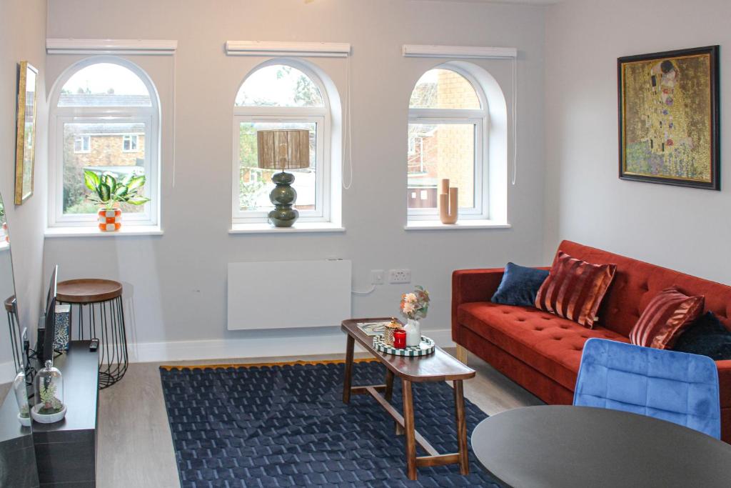 Χώρος καθιστικού στο Stylish 1-Bedroom Apartment in Slough with Parking