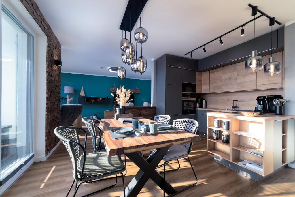 een keuken met een houten tafel en stoelen bij Auszeit in Sassnitz