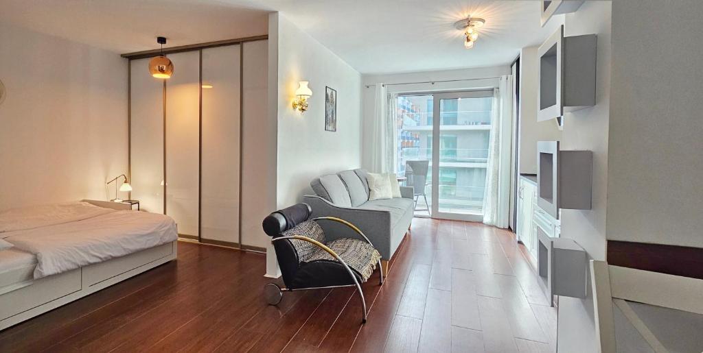 Postel nebo postele na pokoji v ubytování Holiday Home Balticus C22 dla 6 osób z balkonem przy plaży
