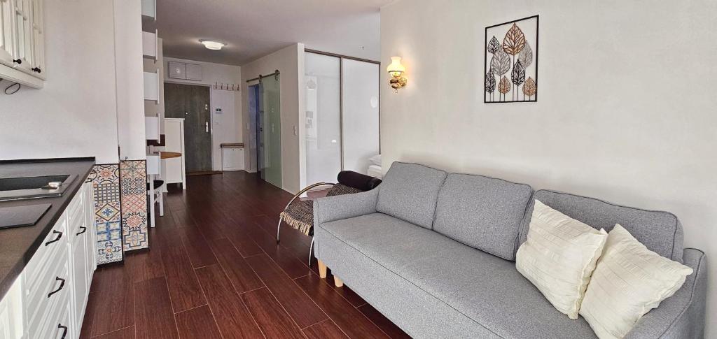 Kuchyň nebo kuchyňský kout v ubytování Holiday Home Balticus C22 dla 6 osób z balkonem przy plaży