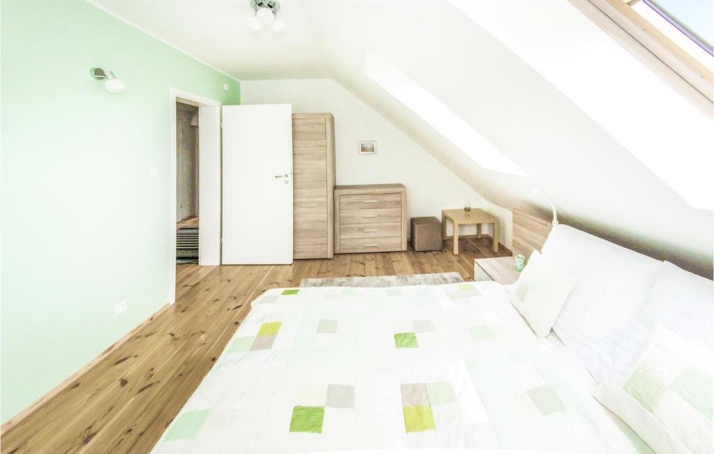 Łóżko lub łóżka w pokoju w obiekcie 4 Bedroom Amazing Home In Ruciane-Nida