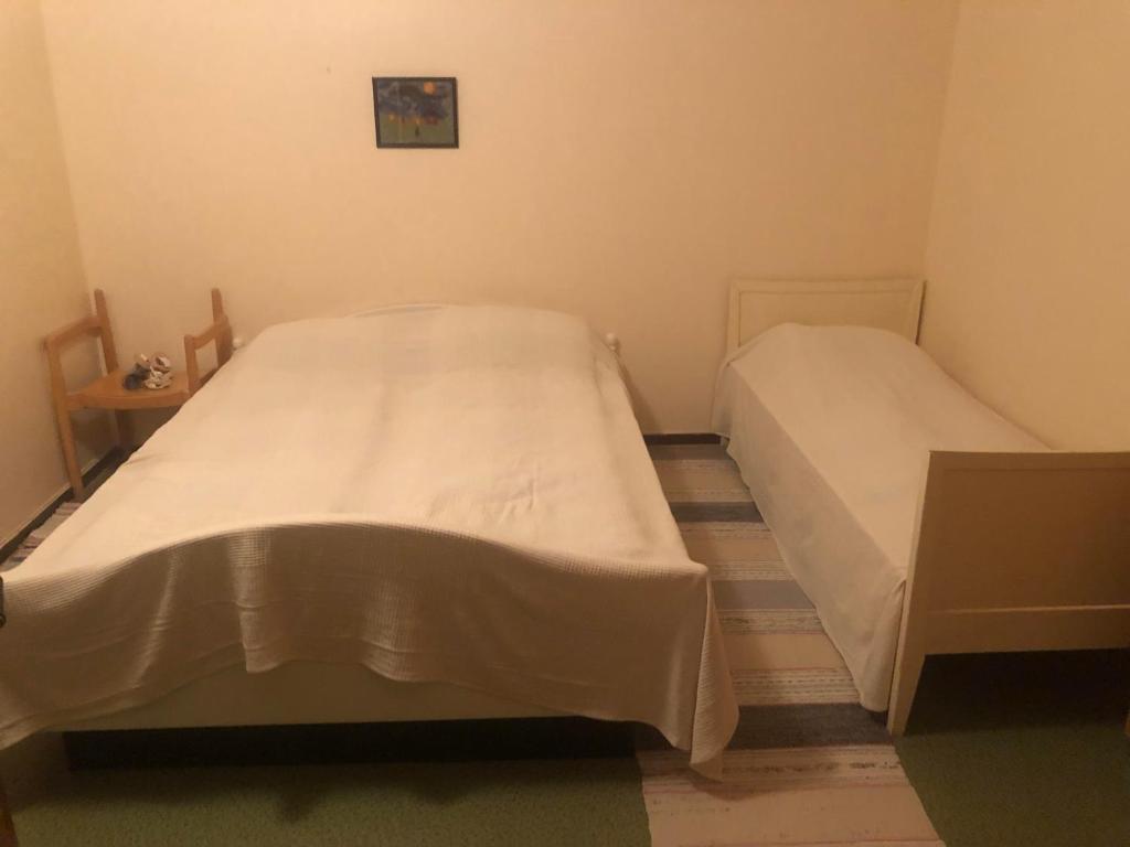 two beds in a small room withermottermottermott at Andsnes Velhus in Loppa
