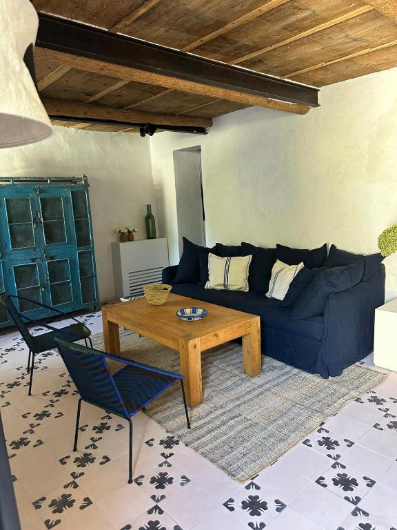 un salon avec un canapé bleu et une table dans l'établissement Petit Mas de ville, à Saint-Rémy-de-Provence