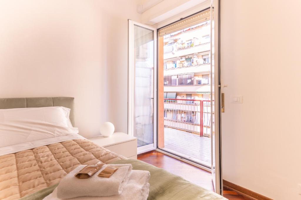 una camera da letto con un letto e una grande finestra di Easy Host Apt Casa Numitore a Roma