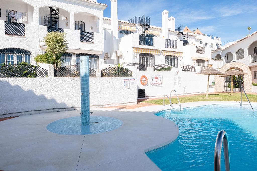 Bazén v ubytovaní Cosy apartment in Verano Azul alebo v jeho blízkosti