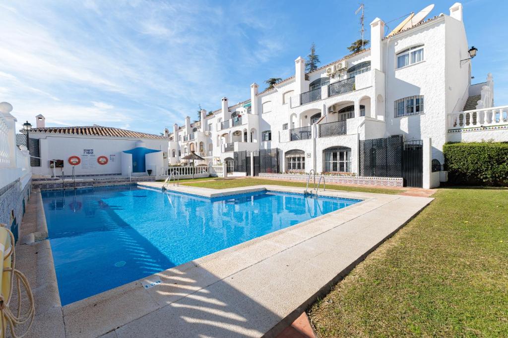 Bazén v ubytovaní Cosy apartment in Verano Azul alebo v jeho blízkosti
