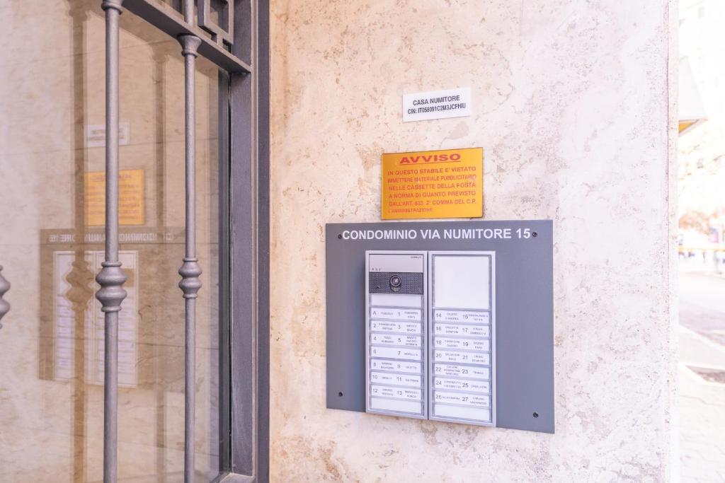Certificato, attestato, insegna o altro documento esposto da Easy Host Apt Casa Numitore