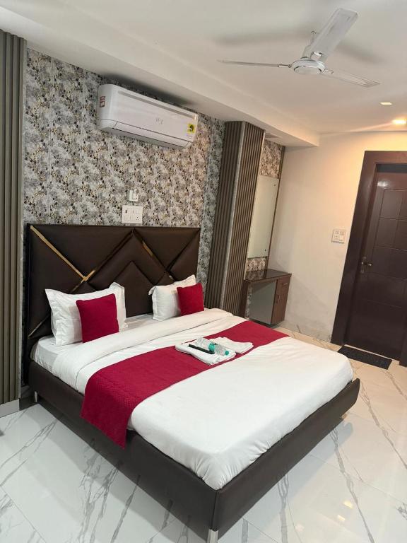 Postel nebo postele na pokoji v ubytování Hotel NK - Near Nehru Place