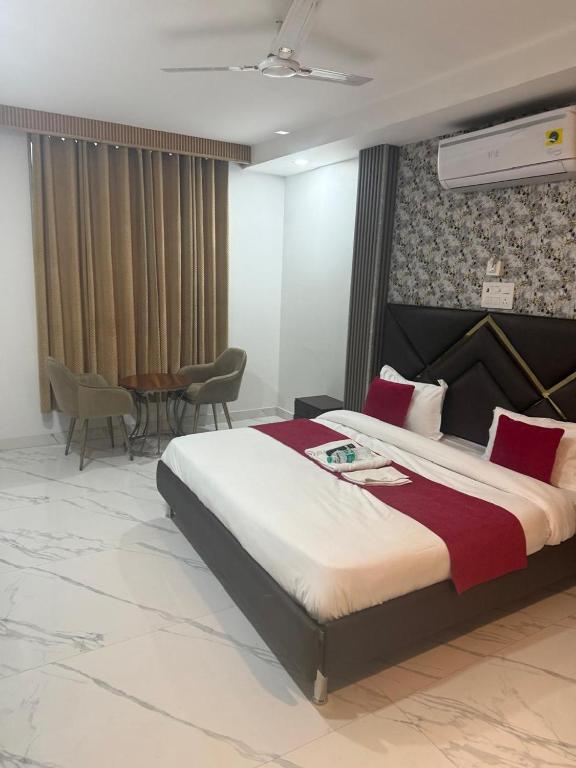 Postel nebo postele na pokoji v ubytování Hotel NK - Near Nehru Place
