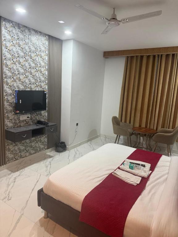 TV a/nebo společenská místnost v ubytování Hotel NK - Near Nehru Place