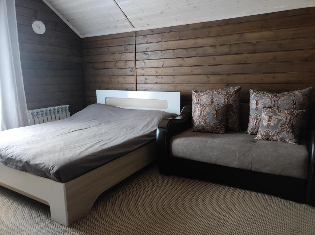a bedroom with a bed and a couch at дом в Боровом Сарыбулак 4 комнатный in Vorobʼyëvka