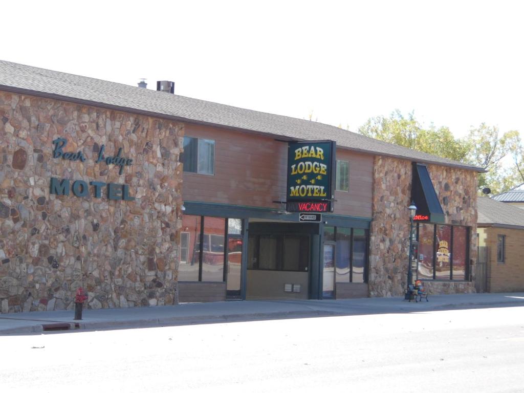 un edificio con un cartello del motel sul lato di Bear Lodge Motel a Sundance
