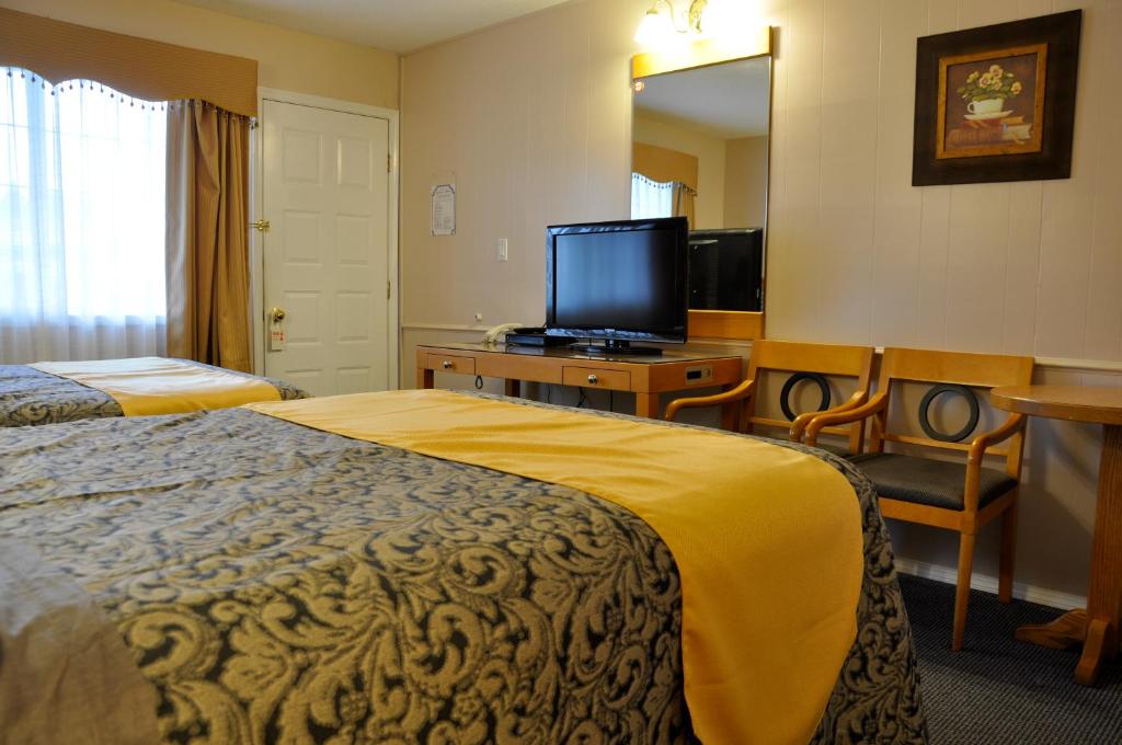 TV a/nebo společenská místnost v ubytování Rosedale Motel