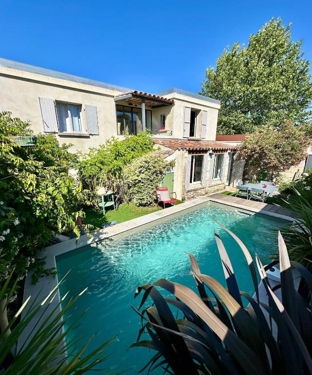 une piscine devant une maison dans l'établissement Charmante Maison de Village, Saint remy de provence, à Saint-Rémy-de-Provence