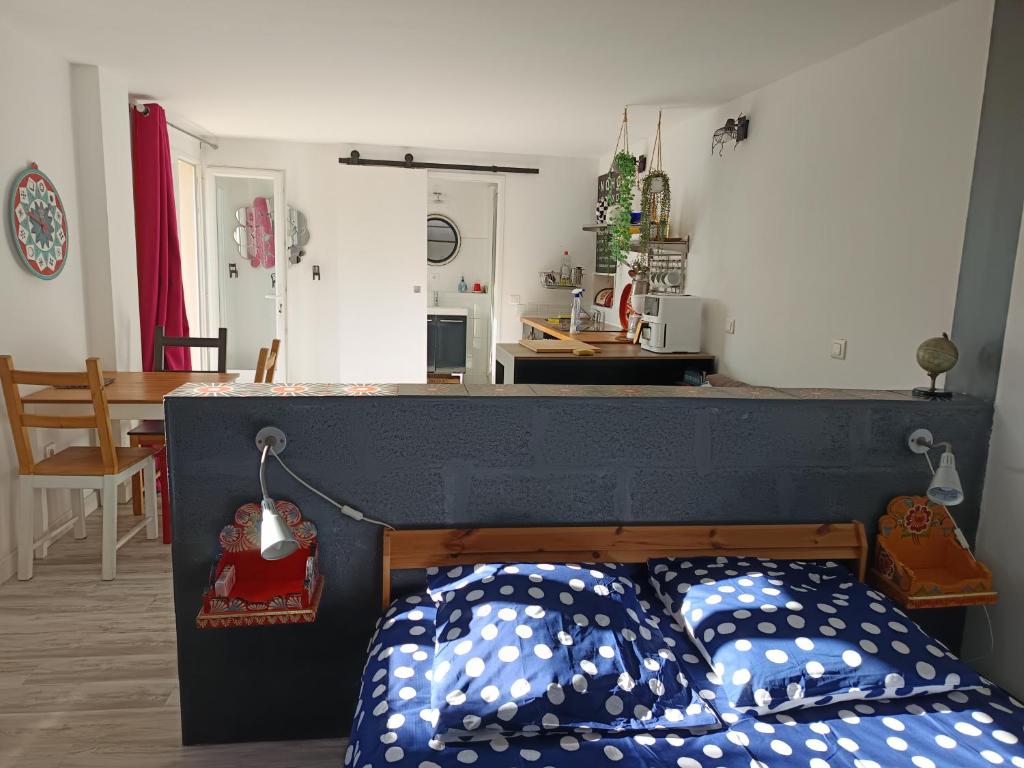Un dormitorio con una cama con almohadas azules y blancas. en Studio indépendant terrasse entre mer et collines, en Marsella