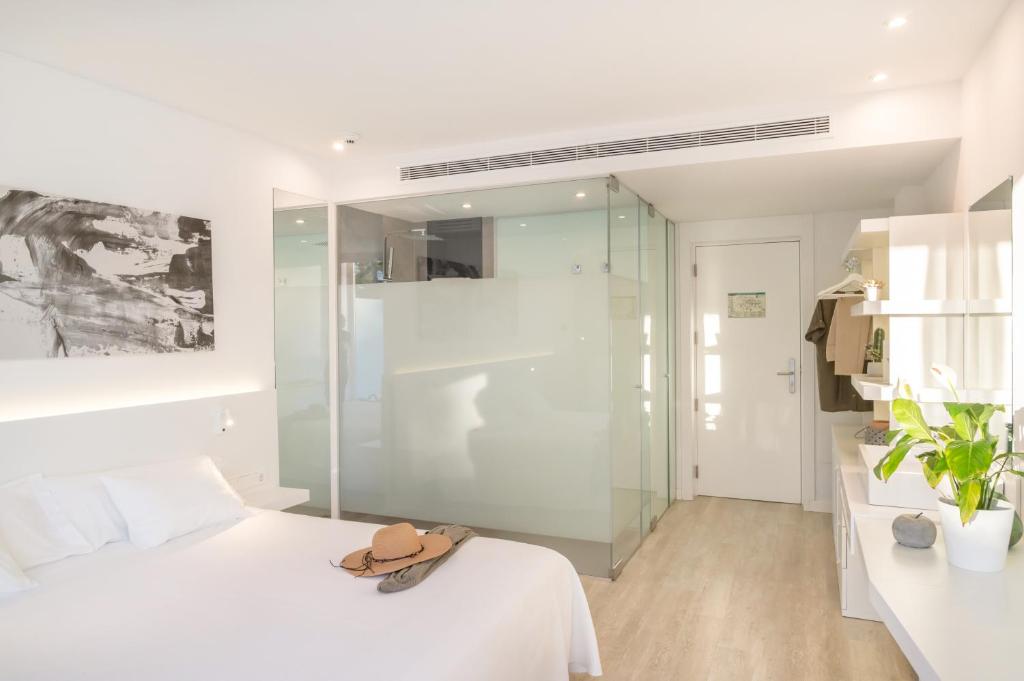Postel nebo postele na pokoji v ubytování Els Pins Resort & Spa - Emar Hotels
