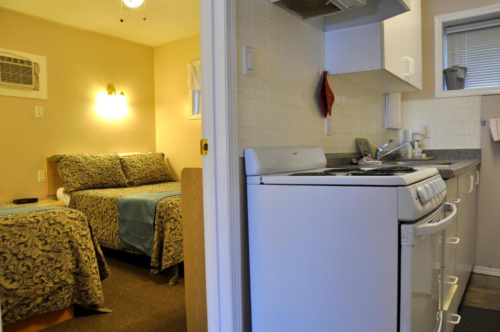 Kuchyň nebo kuchyňský kout v ubytování Rosedale Motel