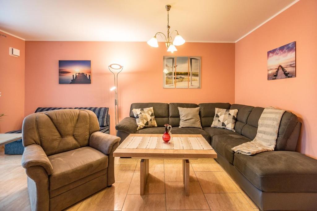 ein Wohnzimmer mit einer Couch und einem Couchtisch in der Unterkunft Strandnahe und geräumige Wohnung mit 3 Schlafzimmern Strandburg in Kühlungsborn