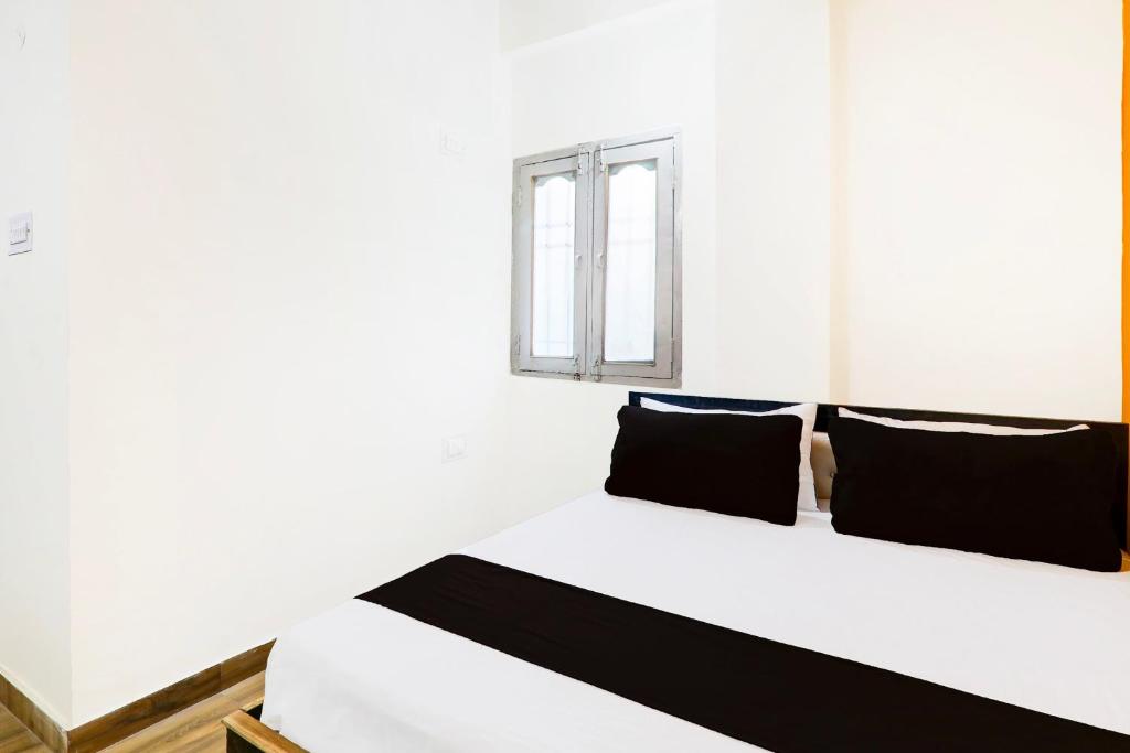 Postel nebo postele na pokoji v ubytování Hotel O YAS DEV