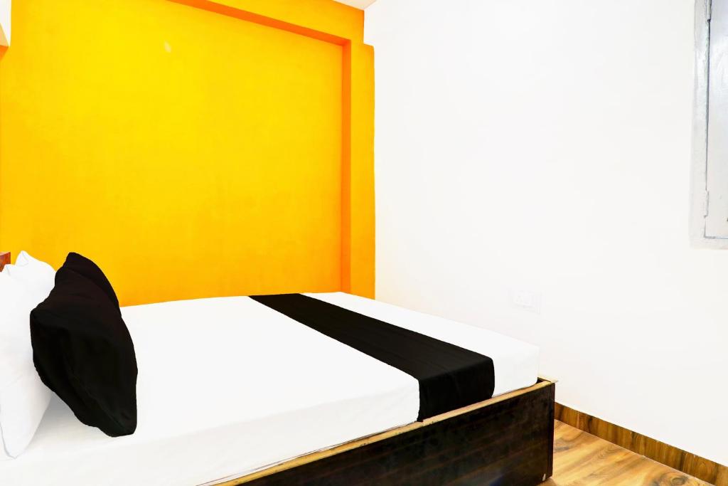 Postel nebo postele na pokoji v ubytování Hotel O YAS DEV