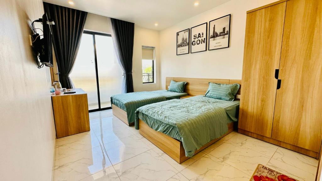 Postel nebo postele na pokoji v ubytování Huy Hoàng Hotel