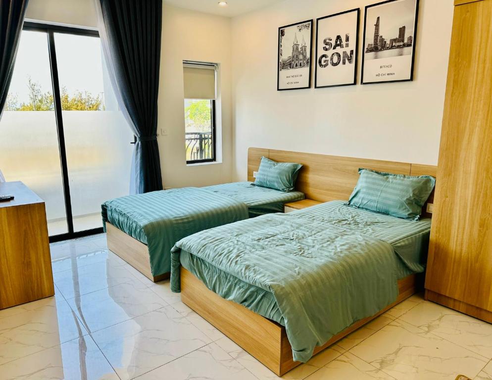 Postel nebo postele na pokoji v ubytování Huy Hoàng Hotel
