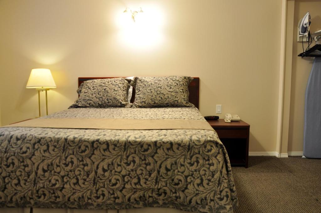 Postel nebo postele na pokoji v ubytování Rosedale Motel