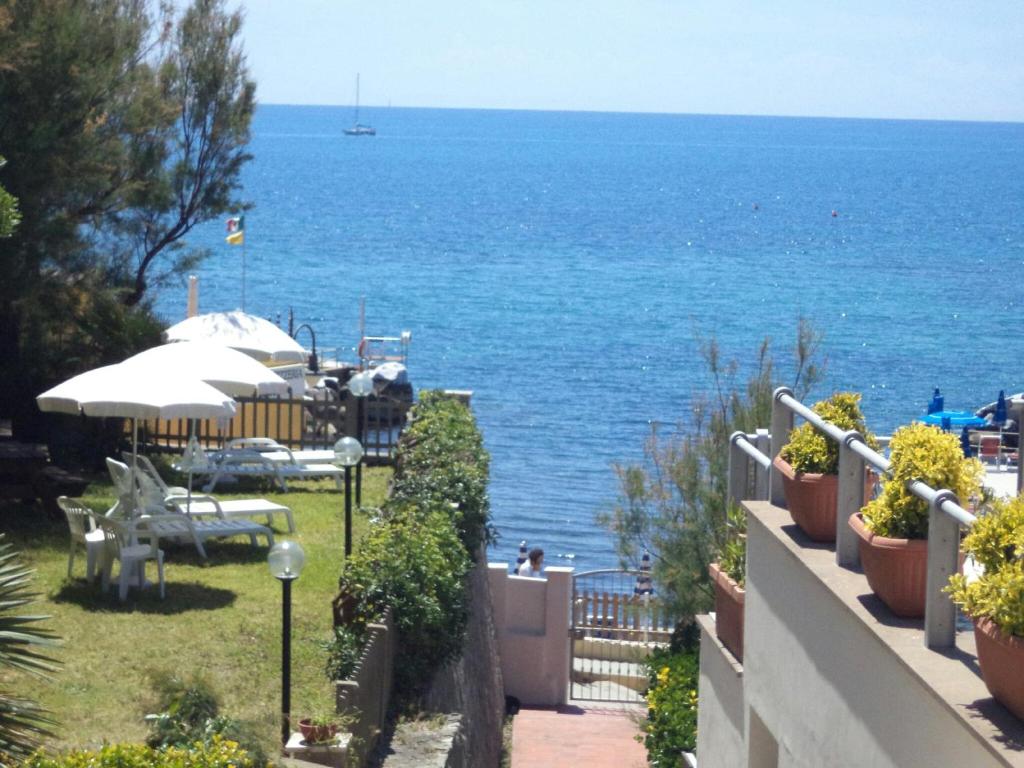 - Balcón con vistas al océano en A 20 mt dal mare con ombrellone e sdraio in spiaggia, en Castiglioncello