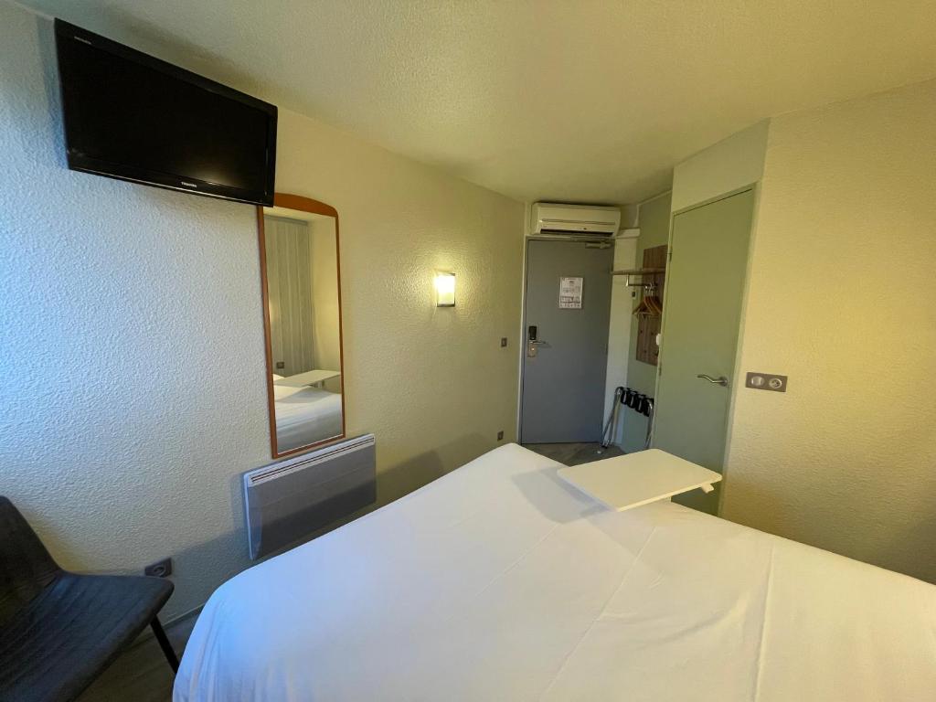 Postel nebo postele na pokoji v ubytování Brit Hotel Chambery