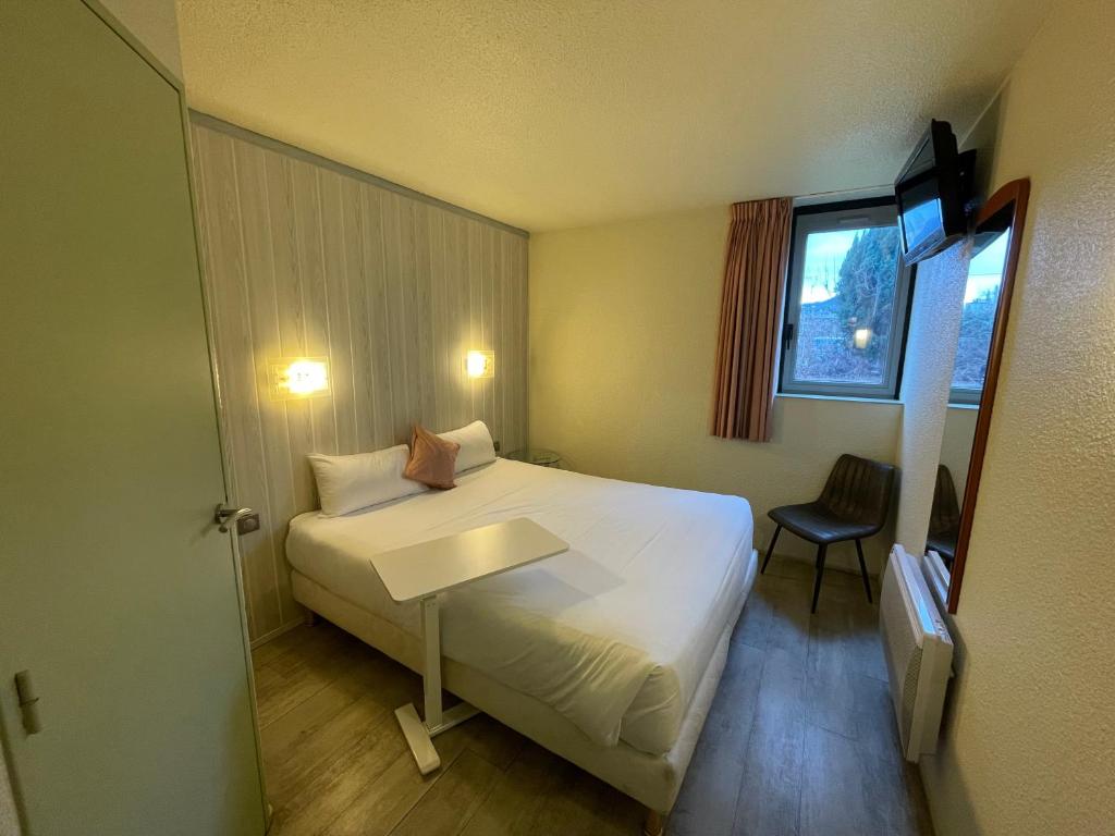 Postel nebo postele na pokoji v ubytování Brit Hotel Chambery