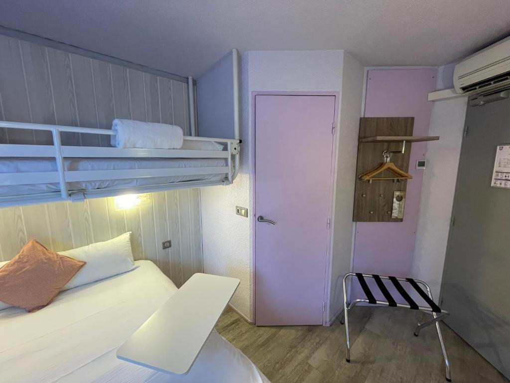 Postel nebo postele na pokoji v ubytování Brit Hotel Chambery