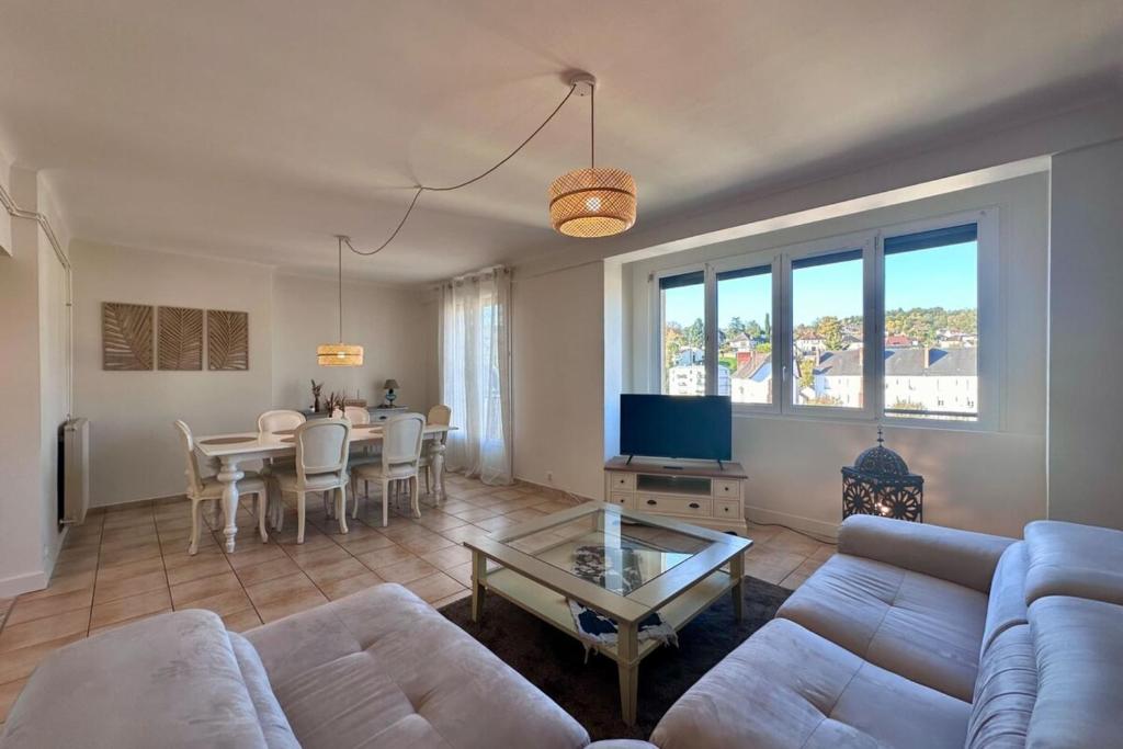 un salon avec un canapé et une table dans l'établissement Casa Ribot #10 - T4 pour 5 personnes - Proche Centre Ville, à Brive-la-Gaillarde