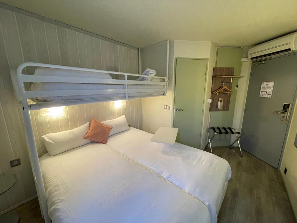 Postel nebo postele na pokoji v ubytování Brit Hotel Chambery