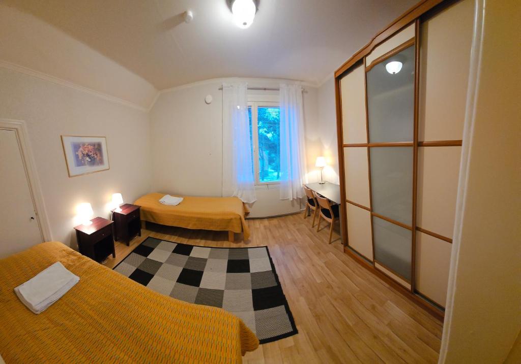 Piccola camera con letto e scrivania. di Rauma Room's House 11 a Rauma