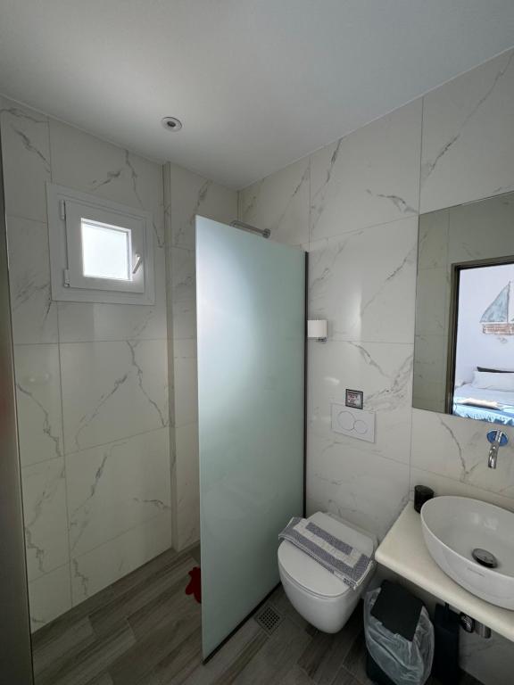 Koupelna v ubytování Madaky Hotel