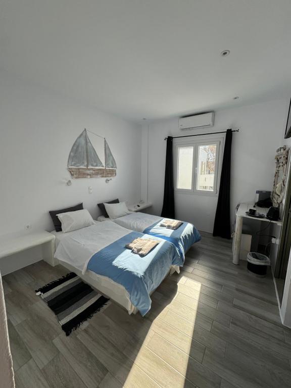 Postel nebo postele na pokoji v ubytování Madaky Hotel