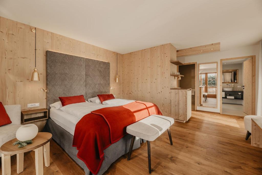 Postel nebo postele na pokoji v ubytování Hotel Castel Oswald von Wolkenstein