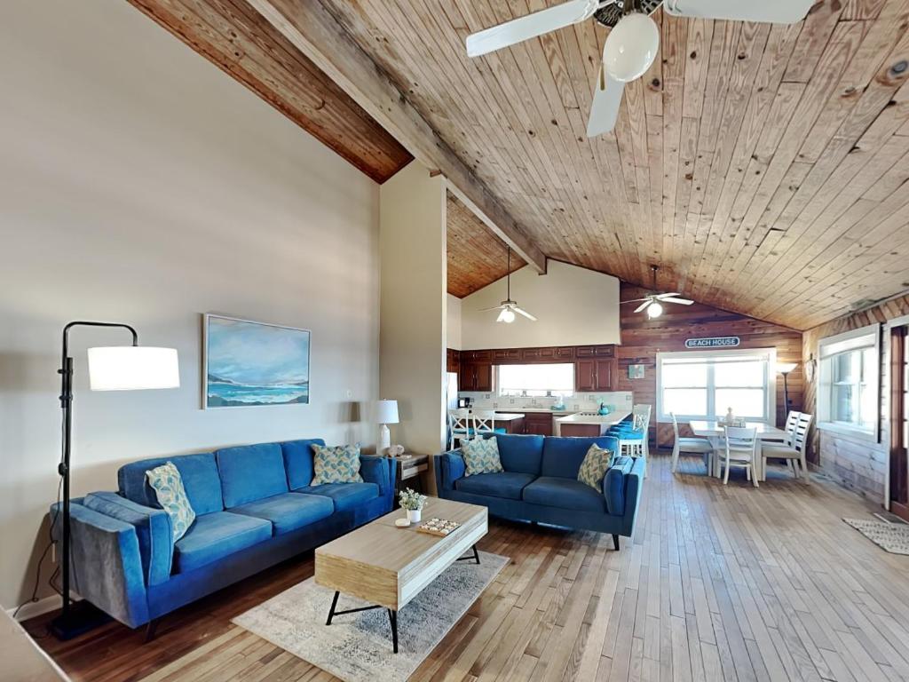 Una sala de estar con un sofá azul y una mesa. en Dreamview, en St. Augustine