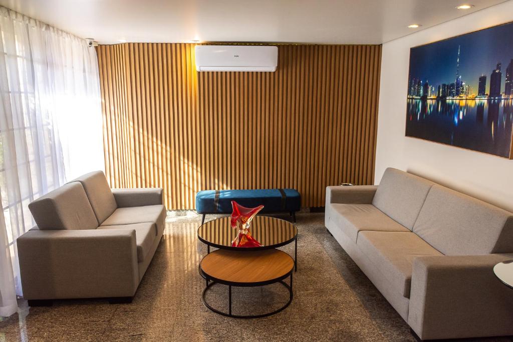 Uma área de estar em Fenix Hotel Pouso Alegre