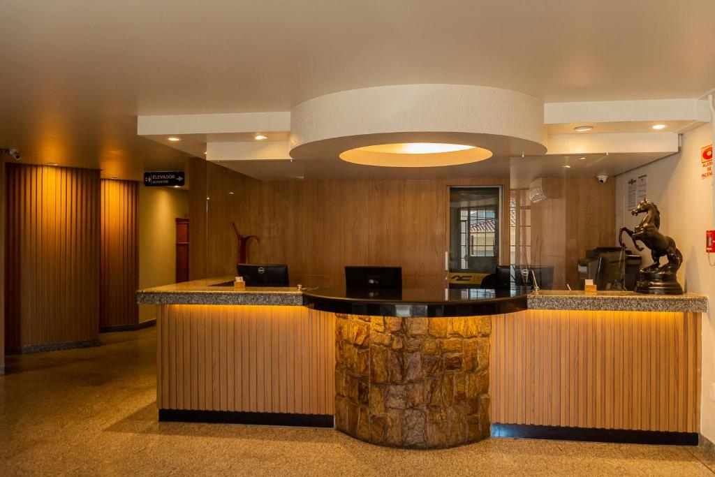 O saguão ou recepção de Fenix Hotel Pouso Alegre